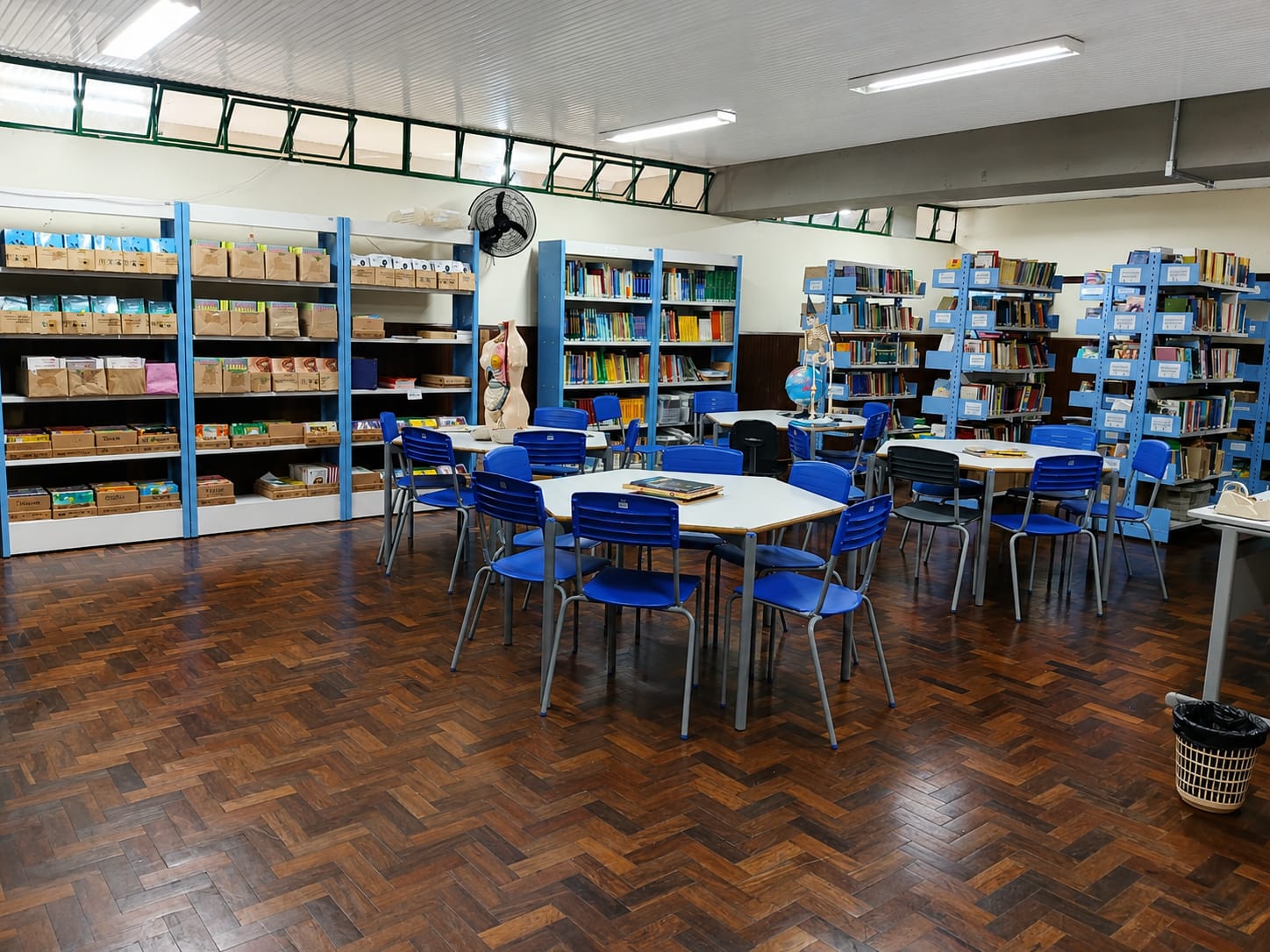 Biblioteca com acervo e espaço para estudos