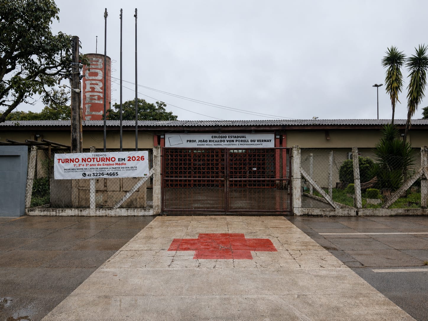 Fachada da escola no bairro Uvaranas