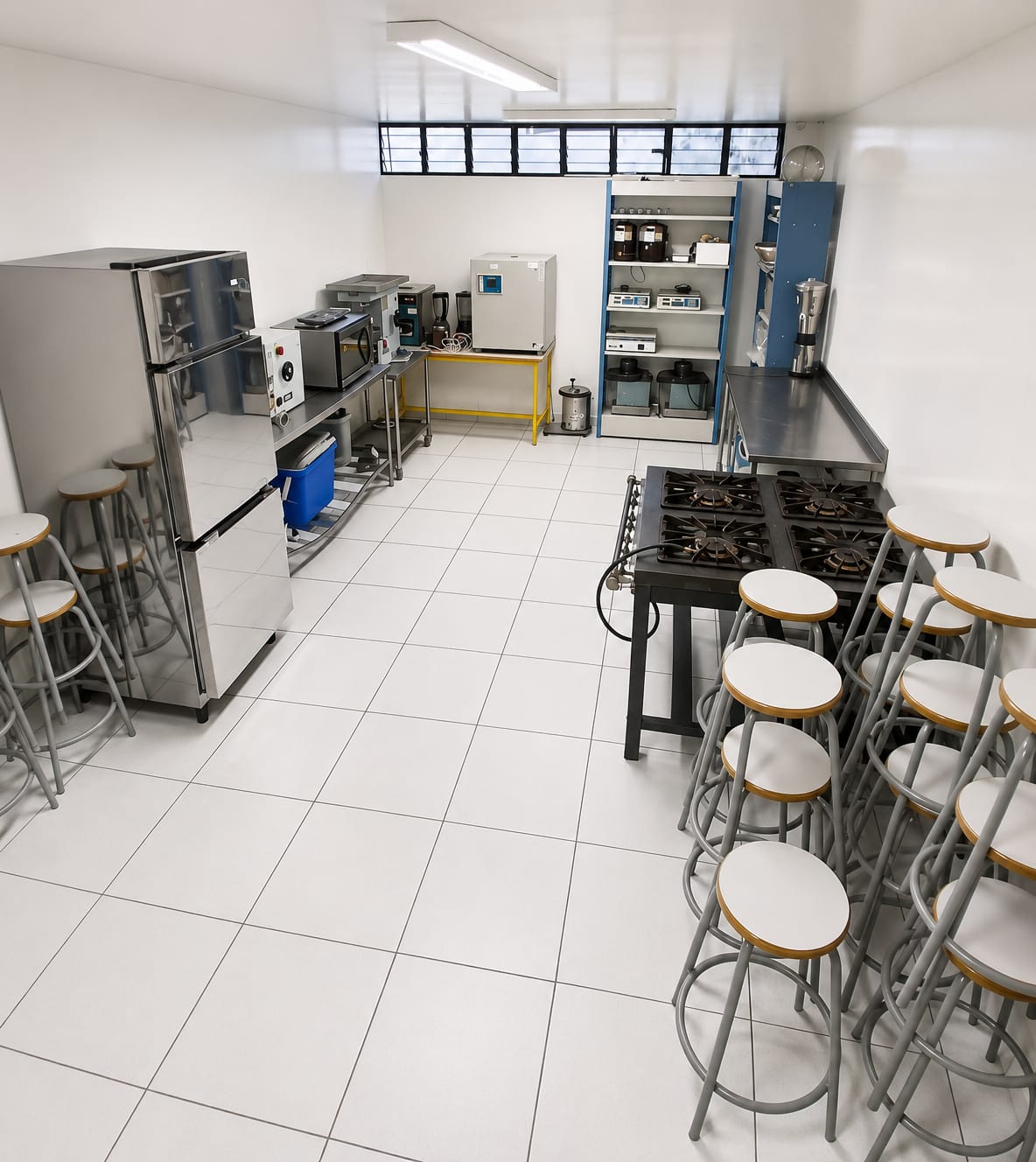 Estudantes em atividade prática no laboratório de Alimentos