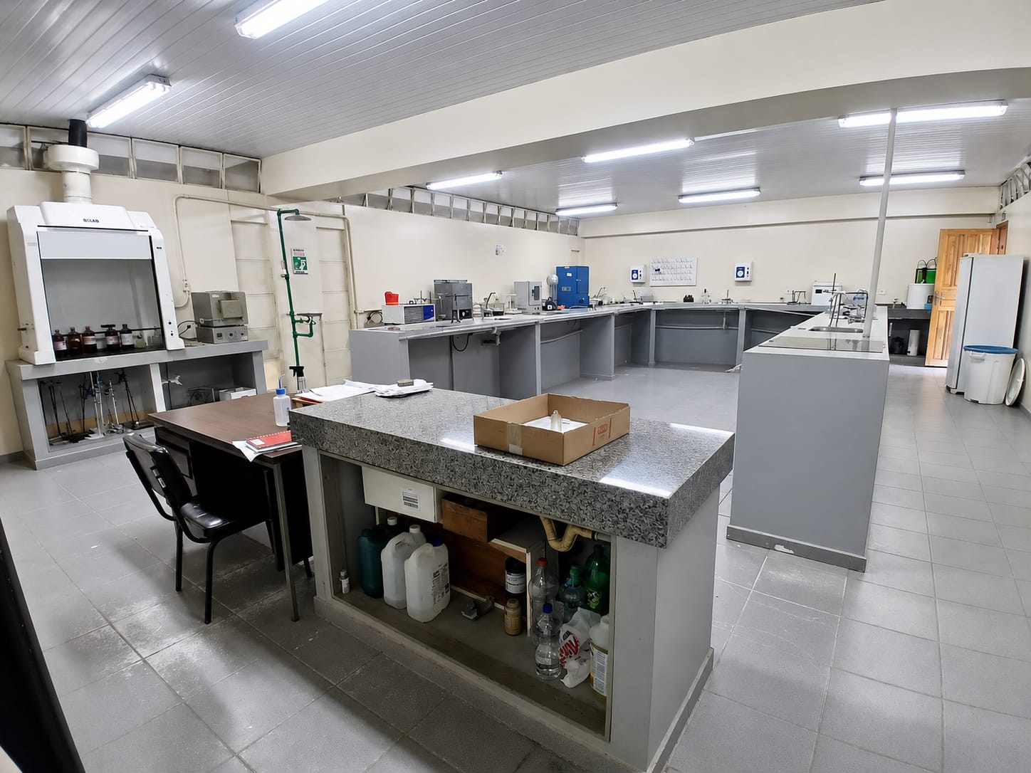 Laboratório de Biotecnologia com estudantes em prática científica